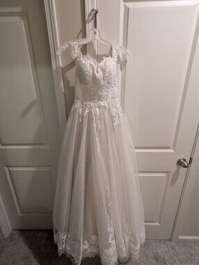 Lace Appliqué Tulle Wedding Dress